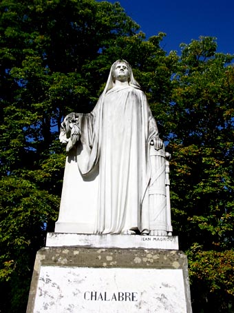 statue